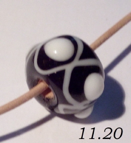 schwarze Perle mit fünf weißen abstehenden Punkten in einer Achsterschleife