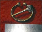 hufeinsenförmige Fibel mit polyedrischen Knöpfen und Schildnadeln (die Nadel am Hufeisen ist breit geschlagen)