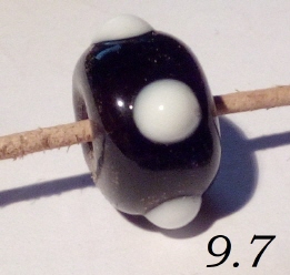 schwarze Perle mit vier weißen Punkten