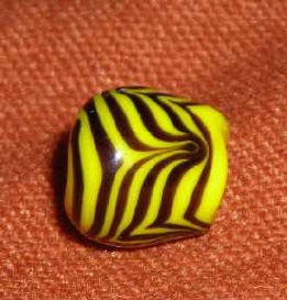 gelbe fassförmige Perle mit schwarzer Federung