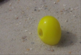 eine  normal große gelbe Perle