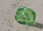 hellgrüne translzende Glasperle mit deutlichen Wickelspuren