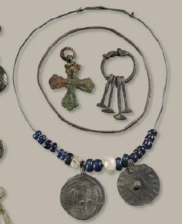 Glasperlen und zwei Anhänger auf einem Silberreif, ein Kreuz, ein Anhängerring mit kleinen Thorshämmern