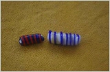 langzylindrische Perle mit blauem Spiraldfaden