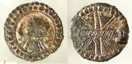 zwei Münzen, verwendet als Fibel