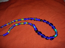 Halskette mit viele blauen transluzenden Melonenkernperlen
