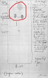 oberhalb der Ovalspangen unterhalb des Schädels sind Glasperlen kreisförmig eingezeichnet