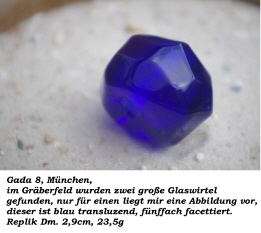 große blaue polyedrische Perle