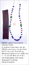 wiele weiße, einige rote und blaue sowie zwei grüne polyedrische Perlen