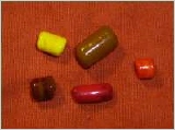 viereckige zylindrische Glasperlen in rot, gelb, rotrbaun
