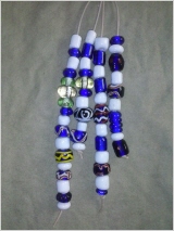 fünf Perlenstränge aus 8 bis 15 Perlen in blau und weiß